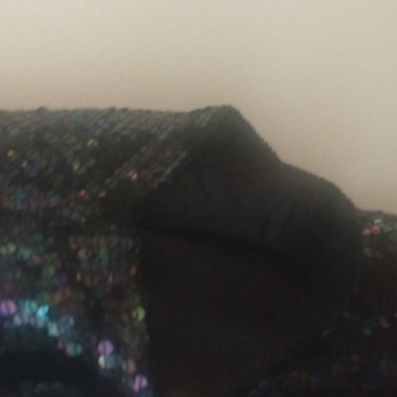 1X Black sequin top with an iredescent like rainbow look. Beaded flowers. - Picture 9 of 9